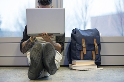 Student_on_laptop